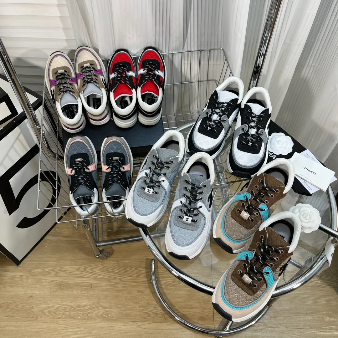 👟👟Ex-factory price 560👟👟 Chanel Chanel - 2022 counter top casual sports shoes This classic design; the upper is electro-embroidered with a variety of techniques; the outsole is fashionable and sporty; it is unusual to incorporate a variety of color matching elements... The diversified mix and match is very good-looking and versatile, casual, fashionable, sports and outdoor can be taken into account... ꫛꫀꪝ Go➫ Material: ❶Upper is made of: Original imported high mercerized smooth cow suede + electric embroidery technology + imported breathable mesh ❷Inner use: original imported breathable mesh ❸Outsole based on: original TPU combination outsole Counter boutique packaging complete set for women 35–42 men 38–46
